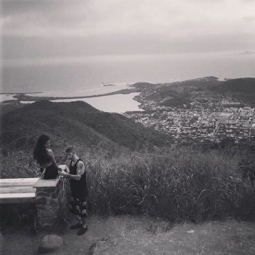 
	
	Justin chụp ảnh cùng Selena trong một chuyến du lịch gần đây.